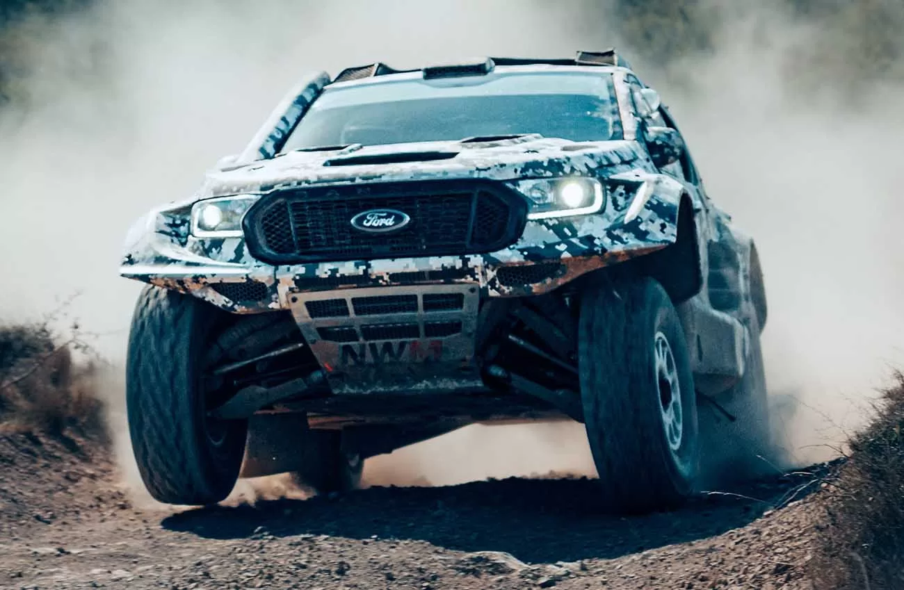 A Ranger Raptor T1+ é o resultado de uma colaboração entre a Ford Performance, a M-Sport e a Neil Wooldridge Motorsport (NWM), todos parceiros de longa data da montadora.