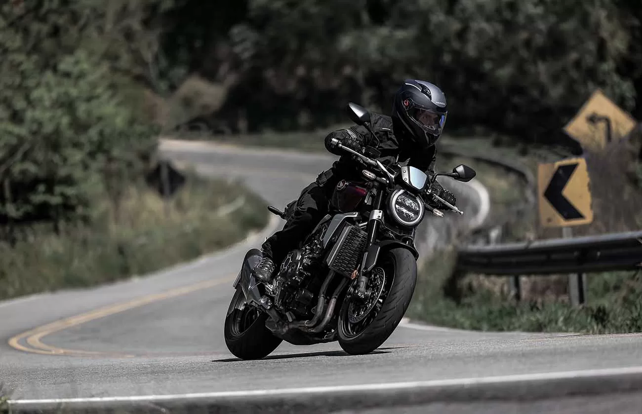 Com preços aproximados de R$ 78.870,00 para a CB 1000R e R$ 87.730,00 para a versão Black Edition, essas motocicletas combinam desempenho excepcional com estilo sofisticado, atendendo às necessidades de entusiastas de motocicletas exigentes.