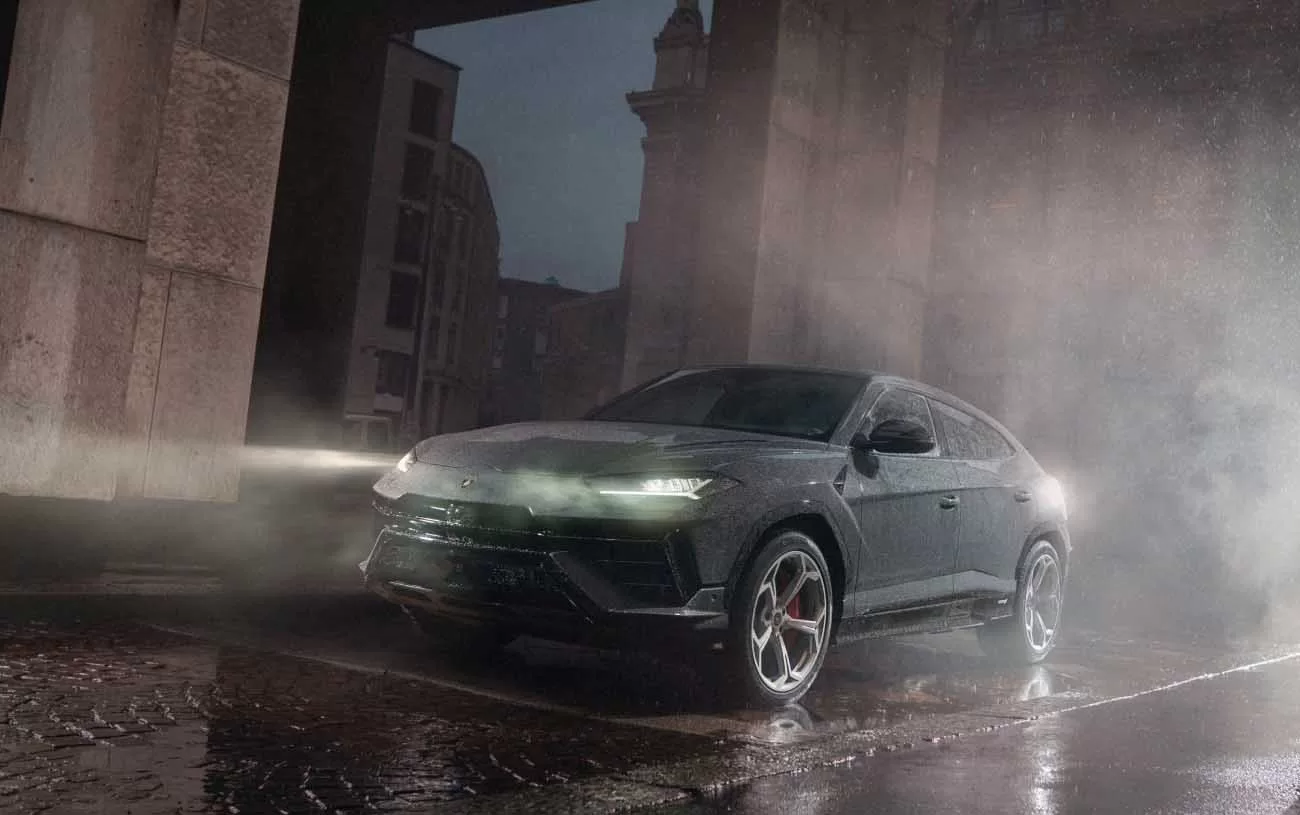 Visualmente, a Urus transcende as expectativas. Em um mercado onde a extravagância pode beirar o exagero, a Lamborghini encontrou o equilíbrio perfeito, desafiando padrões sem perder a beleza estonteante.