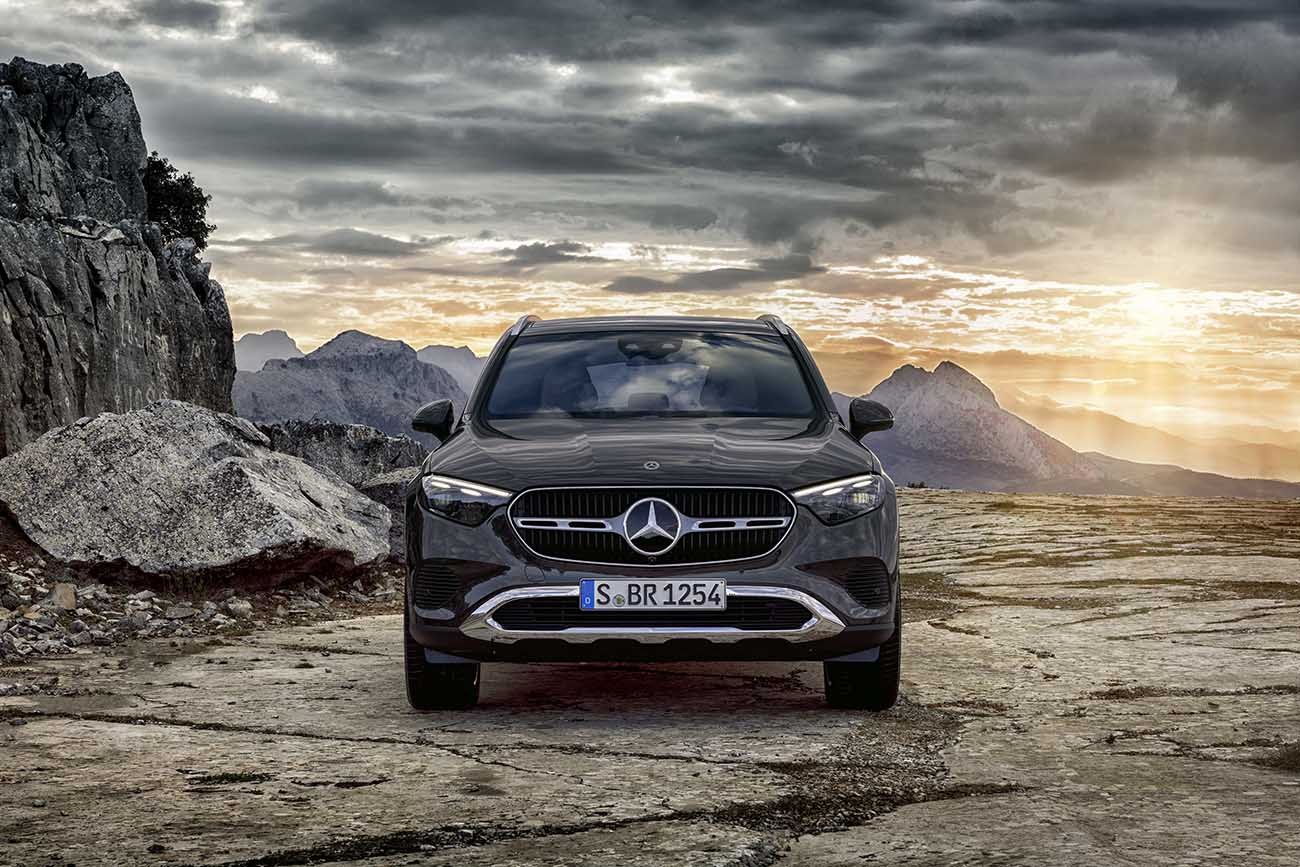 O Mercedes GLC 300 4MATIC SUV é um marco na busca pela excelência automotiva. Combinando um design arrojado, tecnologia avançada e desempenho impressionante, este veículo representa a próxima geração de SUVs de luxo da Mercedes-Benz.