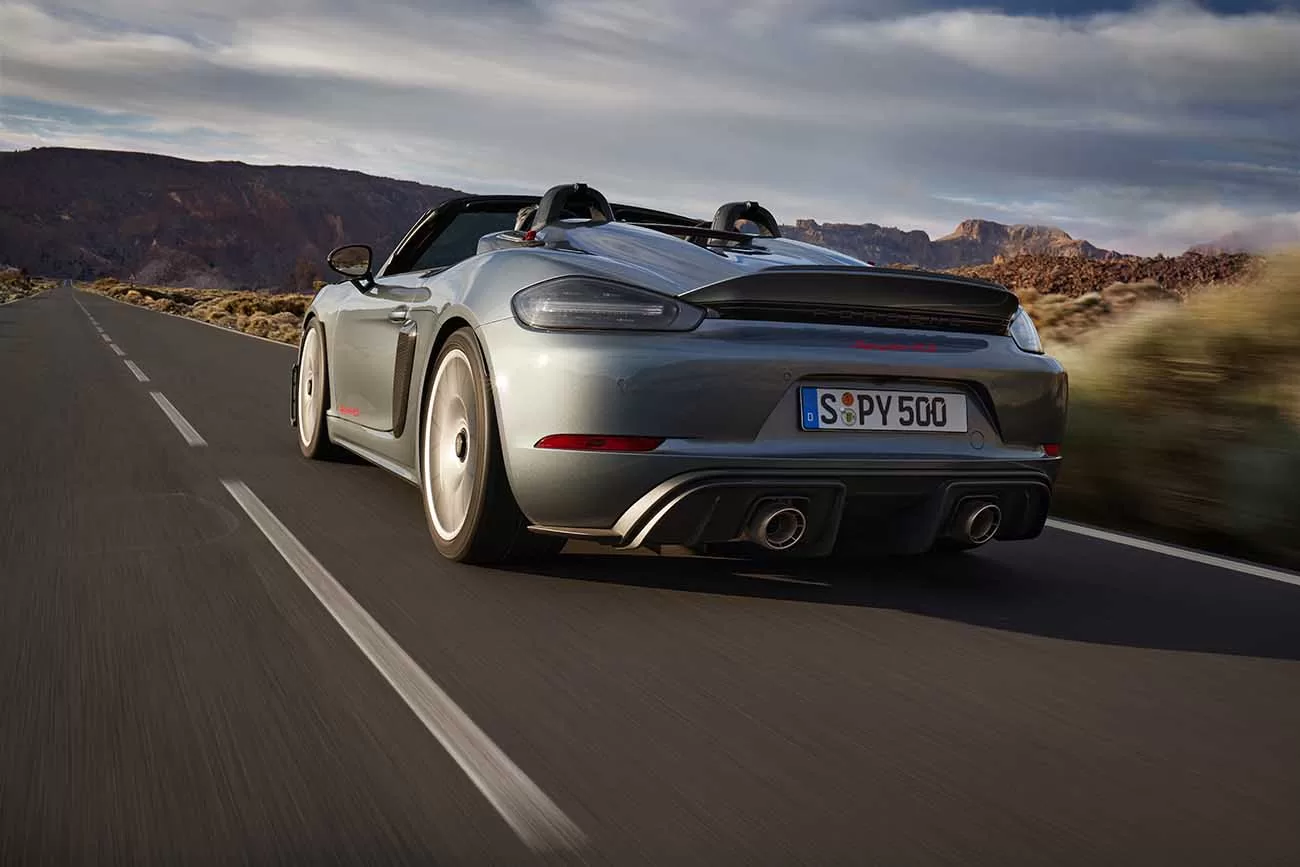 O Porsche 718 Spyder RS é a essência da engenharia automotiva de alto desempenho, combinando um motor boxer de alta rotação e um design aerodinâmico elegante para uma experiência de condução envolvente.