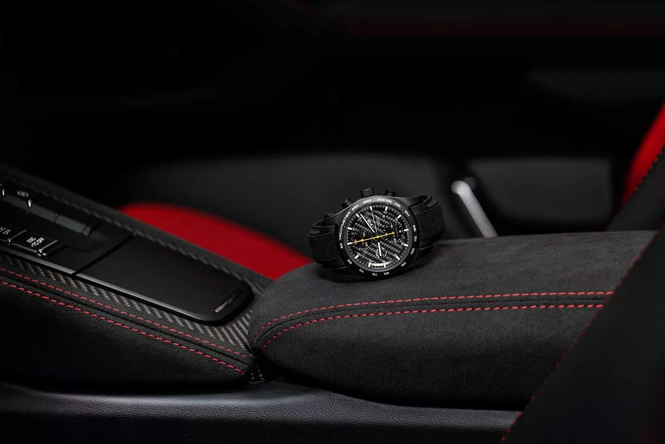 Exclusivo para os proprietários do Porsche 718 Spyder RS, há um cronógrafo meticulosamente produzido pela Porsche Design Timepieces. Este relógio de alta qualidade é fruto da relojoaria interna da Porsche em Solothurn, Suíça.