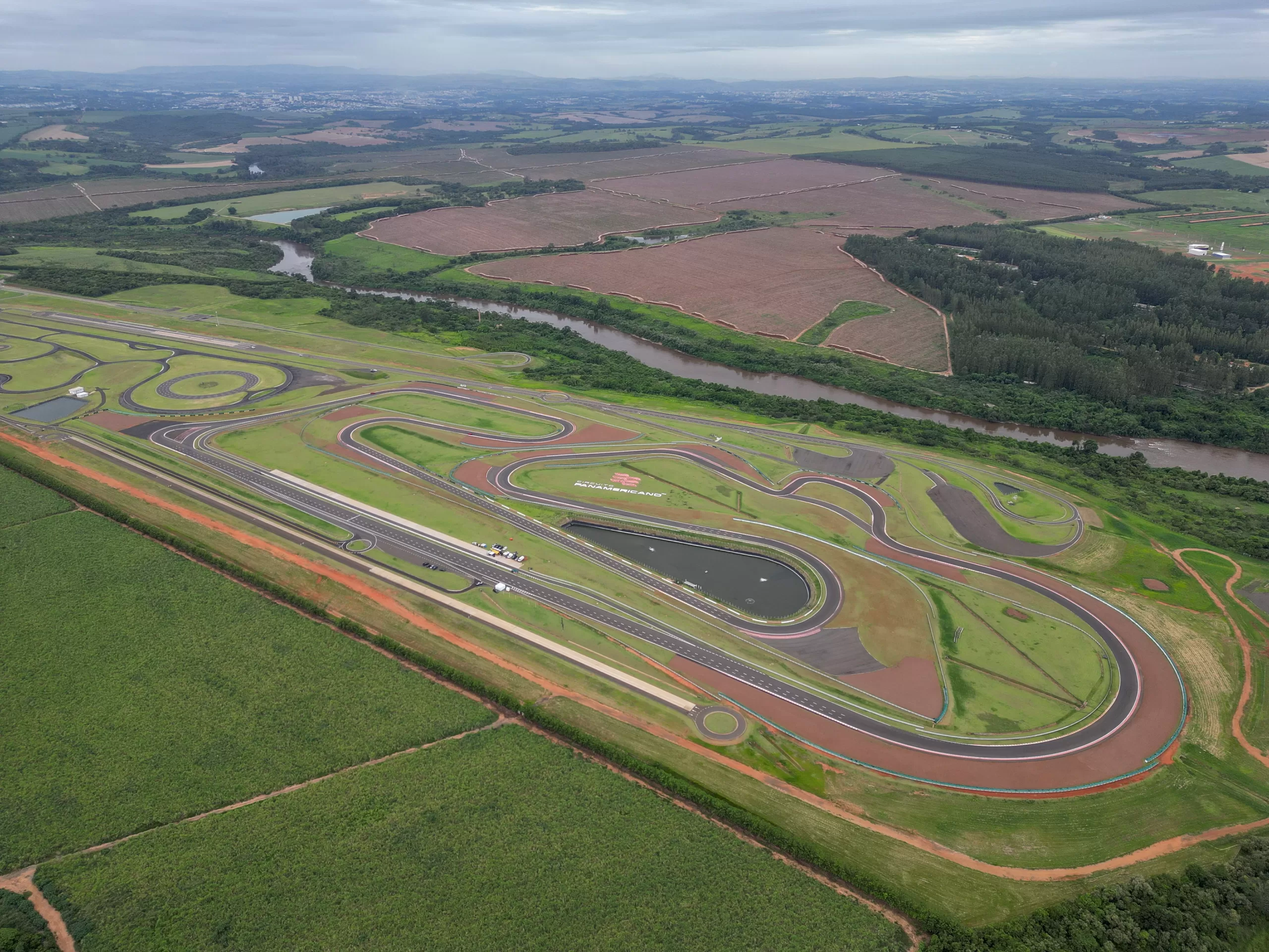 O Circuito Panamericano, com 3.400 metros de extensão, foi o palco desse desafio noturno que exigiu resistência, performance e tecnologia.