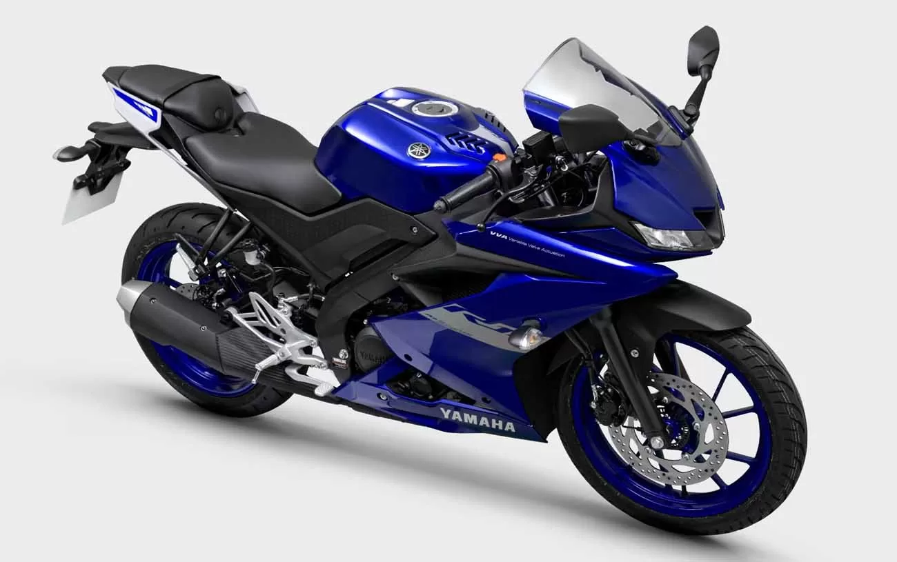 Seu design arrojado incorpora elementos aerodinâmicos da YZF-R1, com faróis e lanternas de LED que garantem eficiência e estilo.