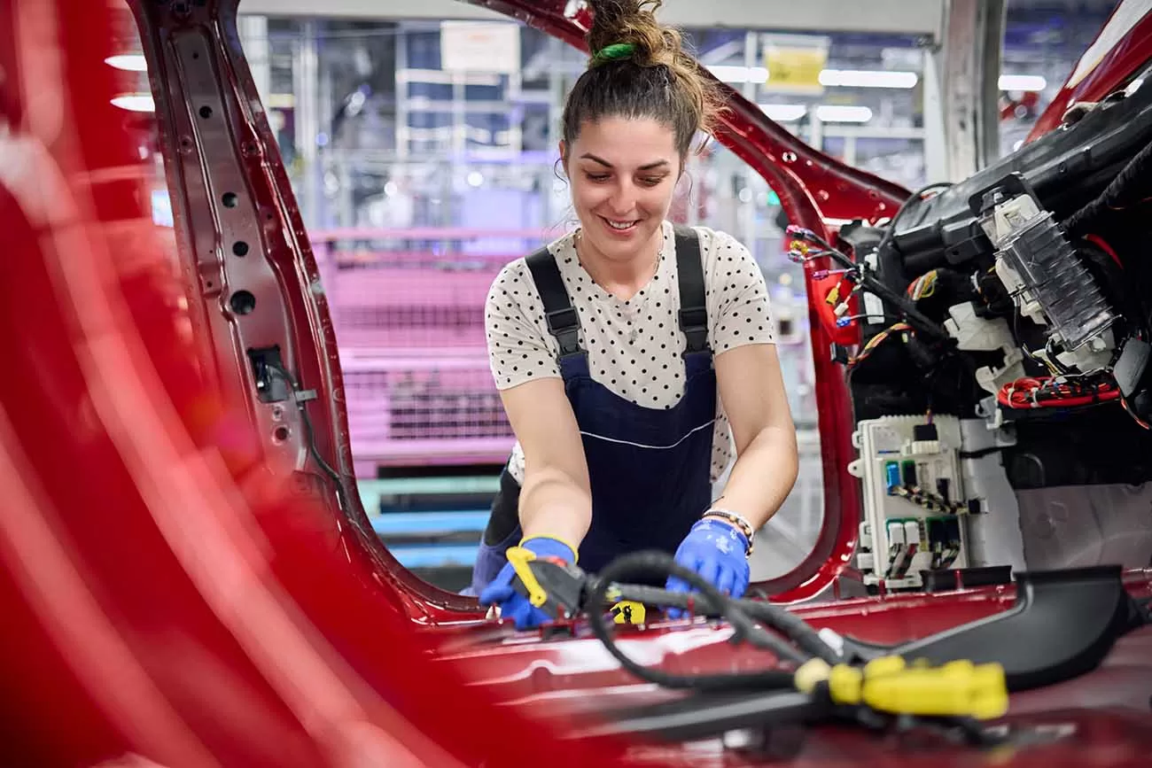 Na fábrica de Regensburg, Alemanha, são produzidos diariamente até 1.000 modelos BMW, como o X2, X1 e Série 1, destinados a clientes globais. Além do X2, o iX2 também é fabricado lá.