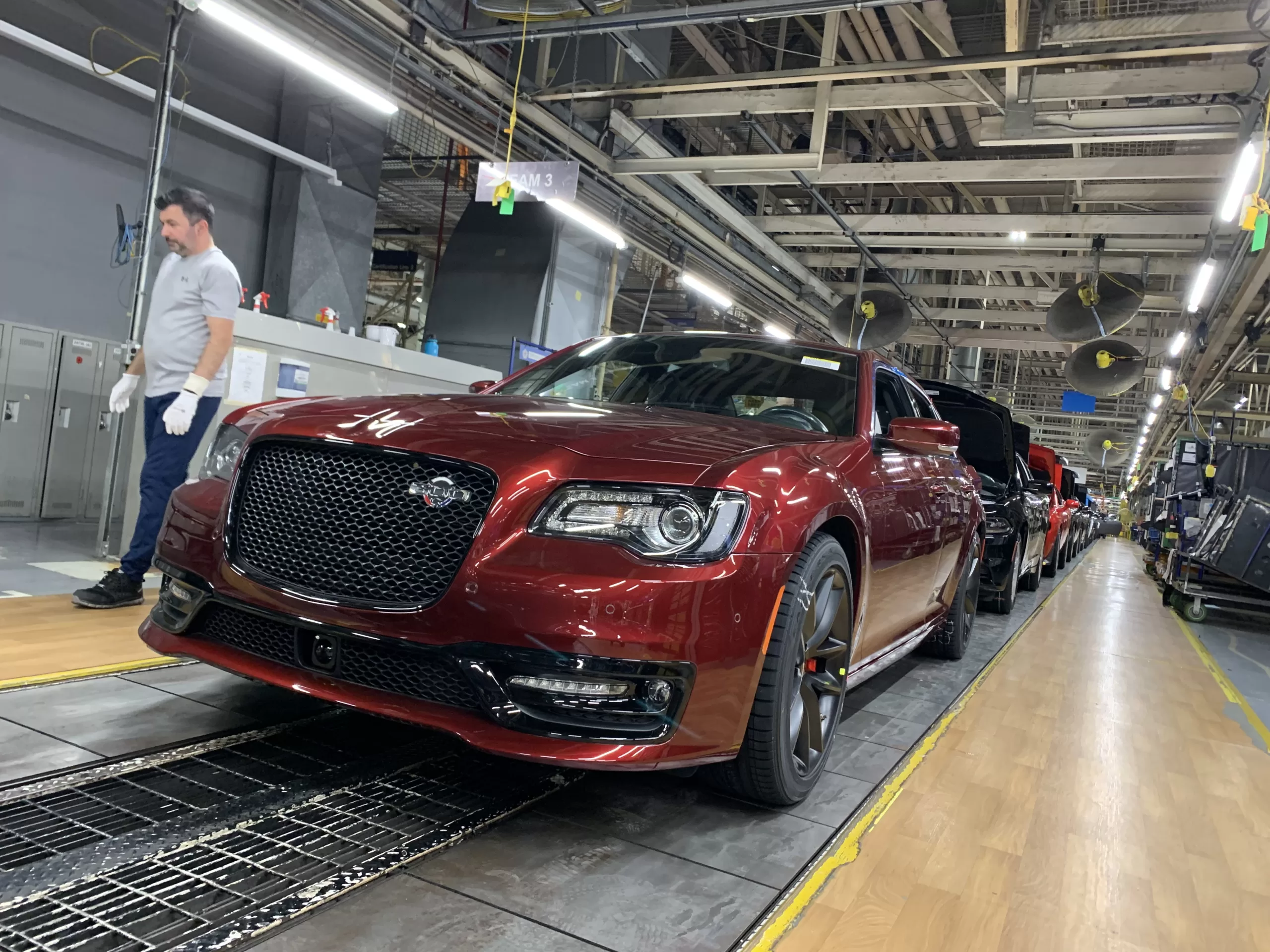 O Chrysler 300C 2023 marca o grand finale de uma saga automotiva que se estende por quase sete décadas.