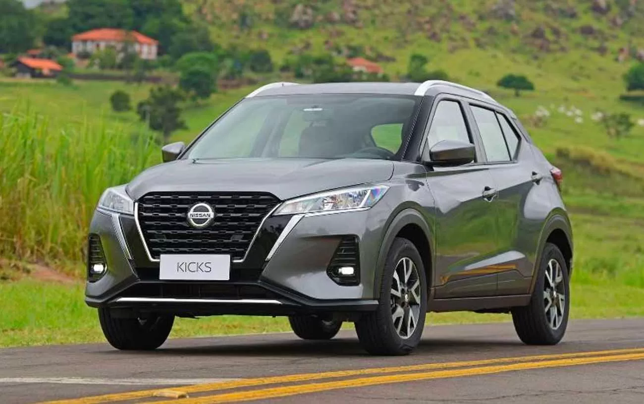 Nissan Kicks Sense 1.6: Com motor de 113 cv, destaca-se pela eficiência de consumo urbano de 7,8 km/l (álcool) e capacidade de 432 litros no porta-malas.