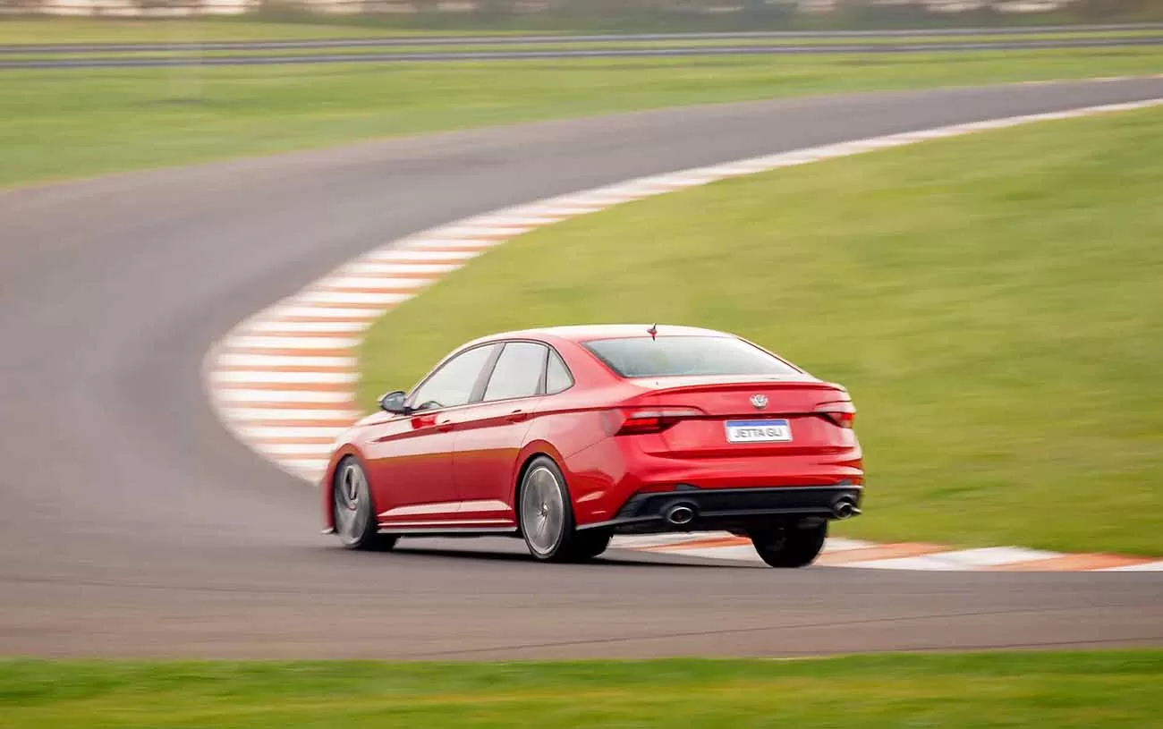 O Novo Jetta GLI é um sedan esportivo de alto desempenho, combinando potência, tecnologia avançada e um design renovado.