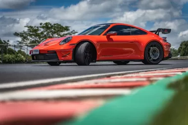 Porsche 911 GT3 com o kit performance Manthey no Autódromo Velocittá baixa tempo de volta