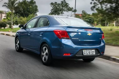 Qual o valor de um carro Prisma Semi-novo? Vale a pena comprar esse sedan Chevrolet usados? Confira desempenho, preço e consumo