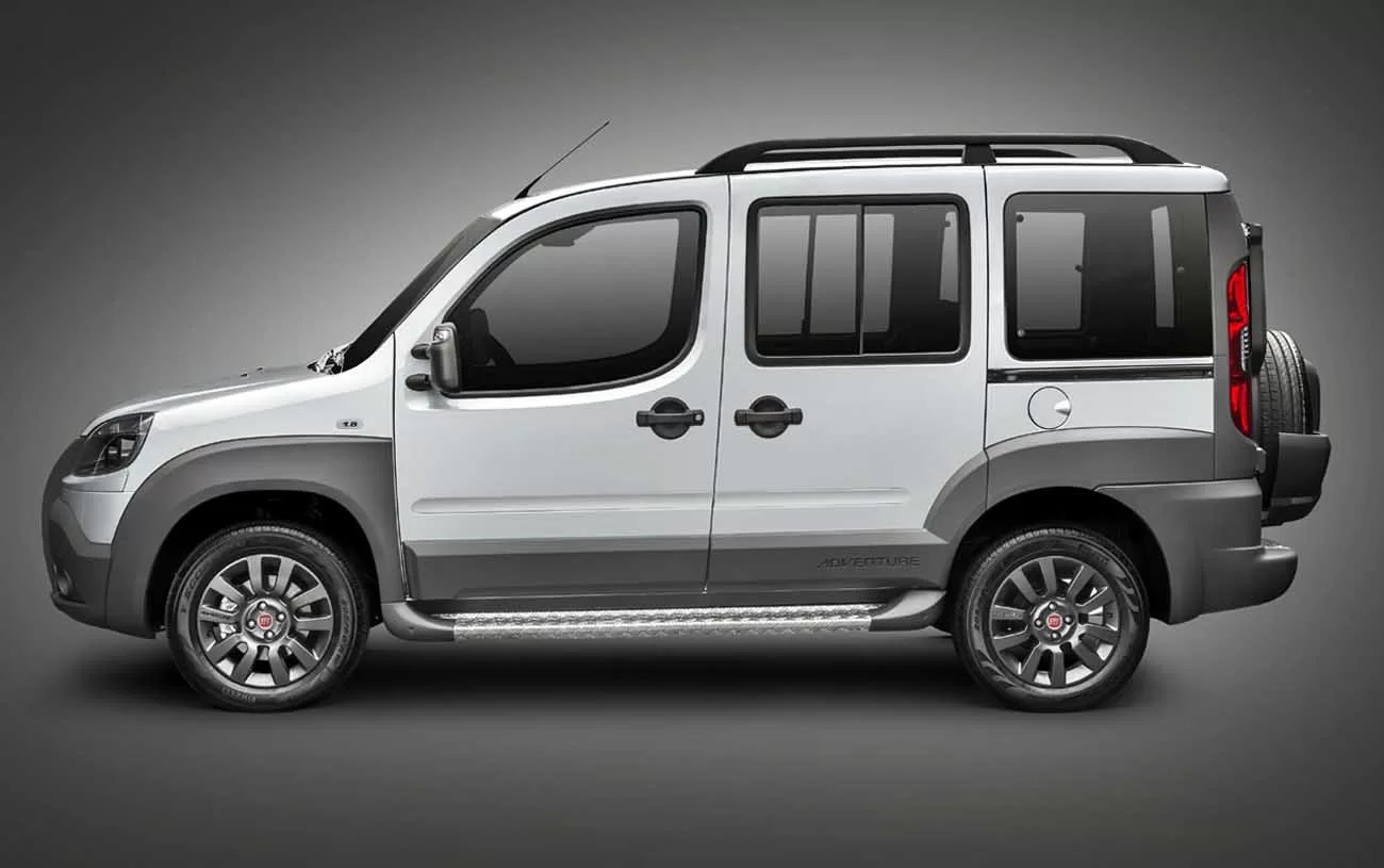 Dimensões equilibradas definem o Fiat Doblo Adventure: 4478 mm de comprimento, 1768 mm de largura, 2583 mm de entre-eixos, e um peso de 1463 kg. Um veículo espaçoso e ágil.