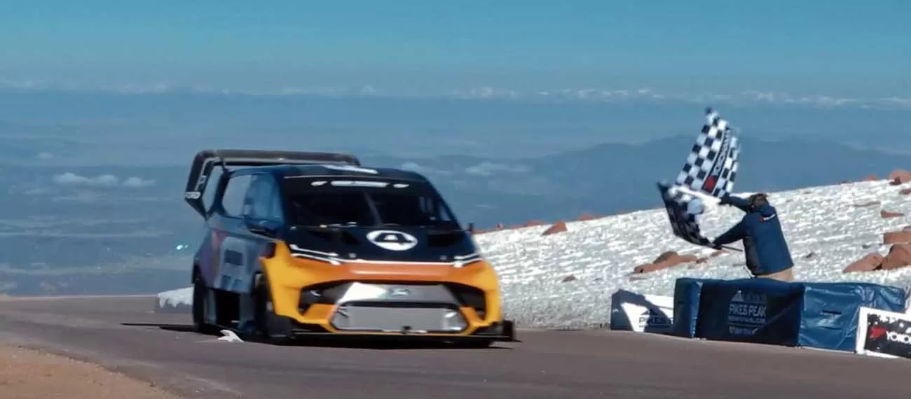 Prepare-se para a aventura da SuperVan 4.2 da Ford! Ela desafiou Pikes Peak, um percurso incrível com 156 curvas e 20 km de extensão.