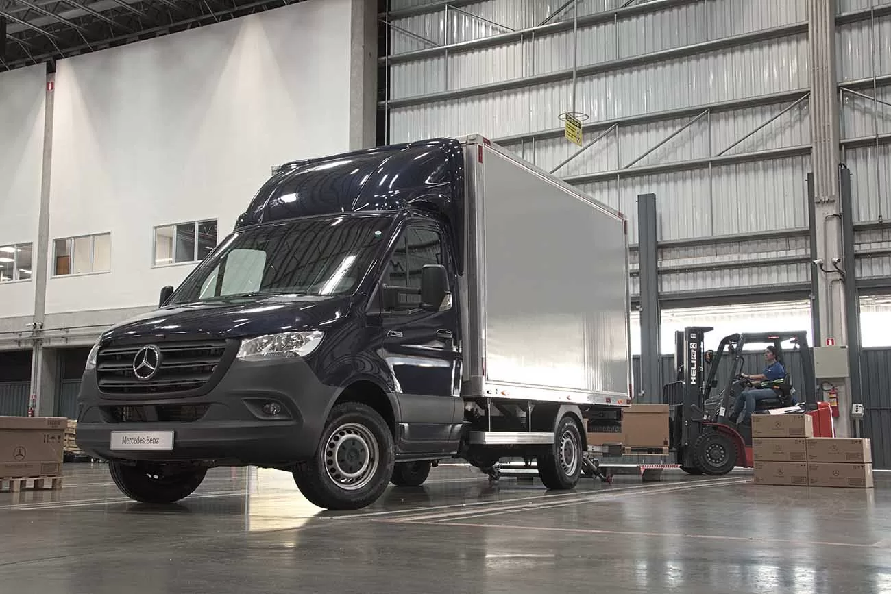 Mercedes-Benz Brasil avança na sustentabilidade automotiva com o Sprinter Truck 417, integrando um baú 100% ecológico.