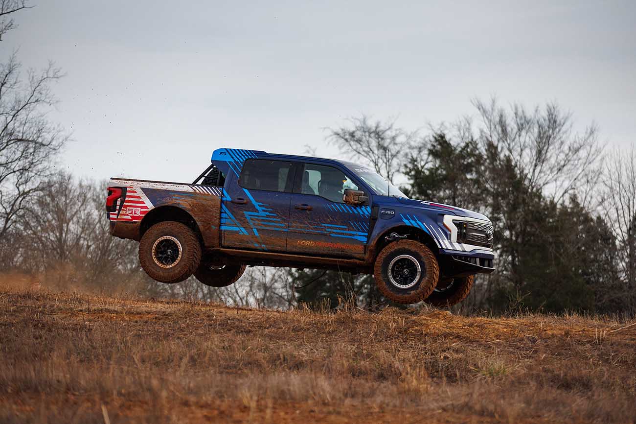 Desenvolvimento e Inovação: A Ford Performance cria a F-150 Lightning Switchgear em parceria com especialistas em competições off-road.