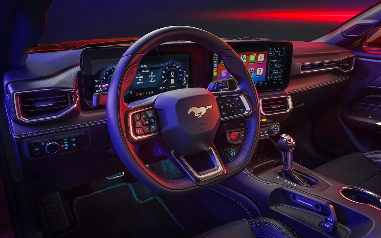 A segurança é uma prioridade no Ford Mustang GT Performance, com recursos como freios ABS, airbags frontais, laterais e de cortina, além de assistentes de condução avançados.