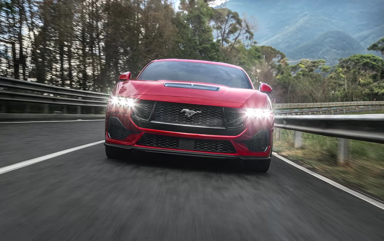 O desempenho do Ford Mustang GT Performance 5.0 V8 2024 é impressionante, atingindo uma velocidade máxima de 250 km/h e uma aceleração de 0 a 100 km/h em apenas 4,3 segundos.