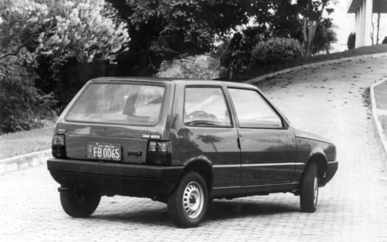 Desde 1983, o Fiat Uno tem encantado motoristas com seu design único e eficiência, provando que tamanho não é documento no mundo automotivo. (Foto: reprodução)