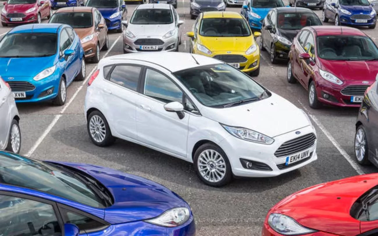 Desde 1976, o Ford Fiesta tem sido sinônimo de versatilidade e economia, adaptando-se às necessidades de motoristas ao redor do globo. (Foto: reprodução)