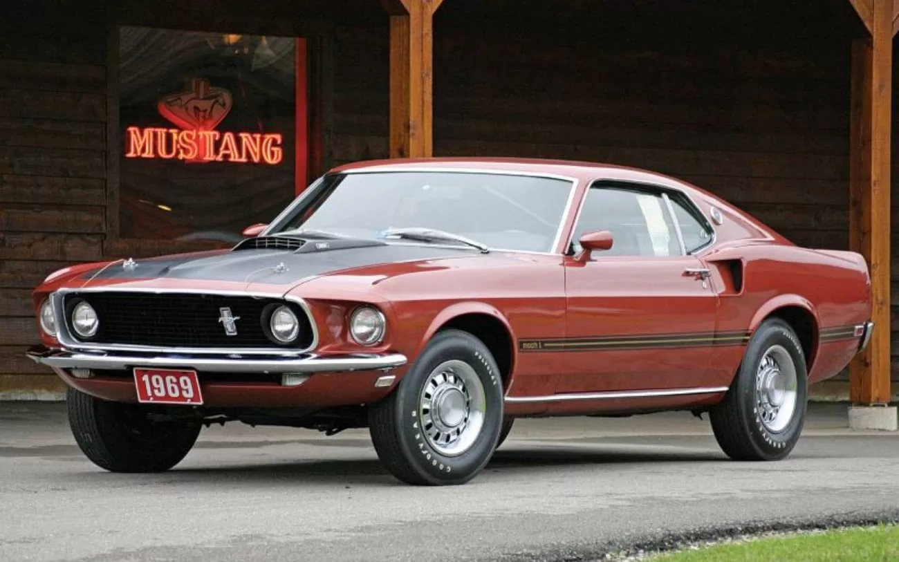 Desde 1964, o Ford Mustang tem capturado corações com seu design poderoso e desempenho arrebatador, sendo uma peça central da cultura automotiva e pop. (Foto: reprodução)