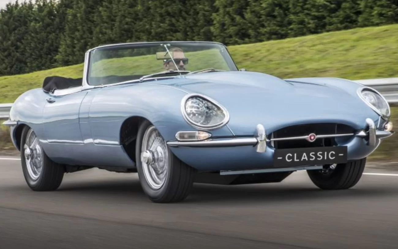 Desde seu debut em 1961, o Jaguar E-Type tem sido um marco no design automotivo, combinando estética sublime com performance emocionante. Reverenciado tanto por seu estilo aerodinâmico quanto por sua engenharia de ponta, o E-Type continua a ser um símbolo de elegância e inovação. (Foto: reprodução)