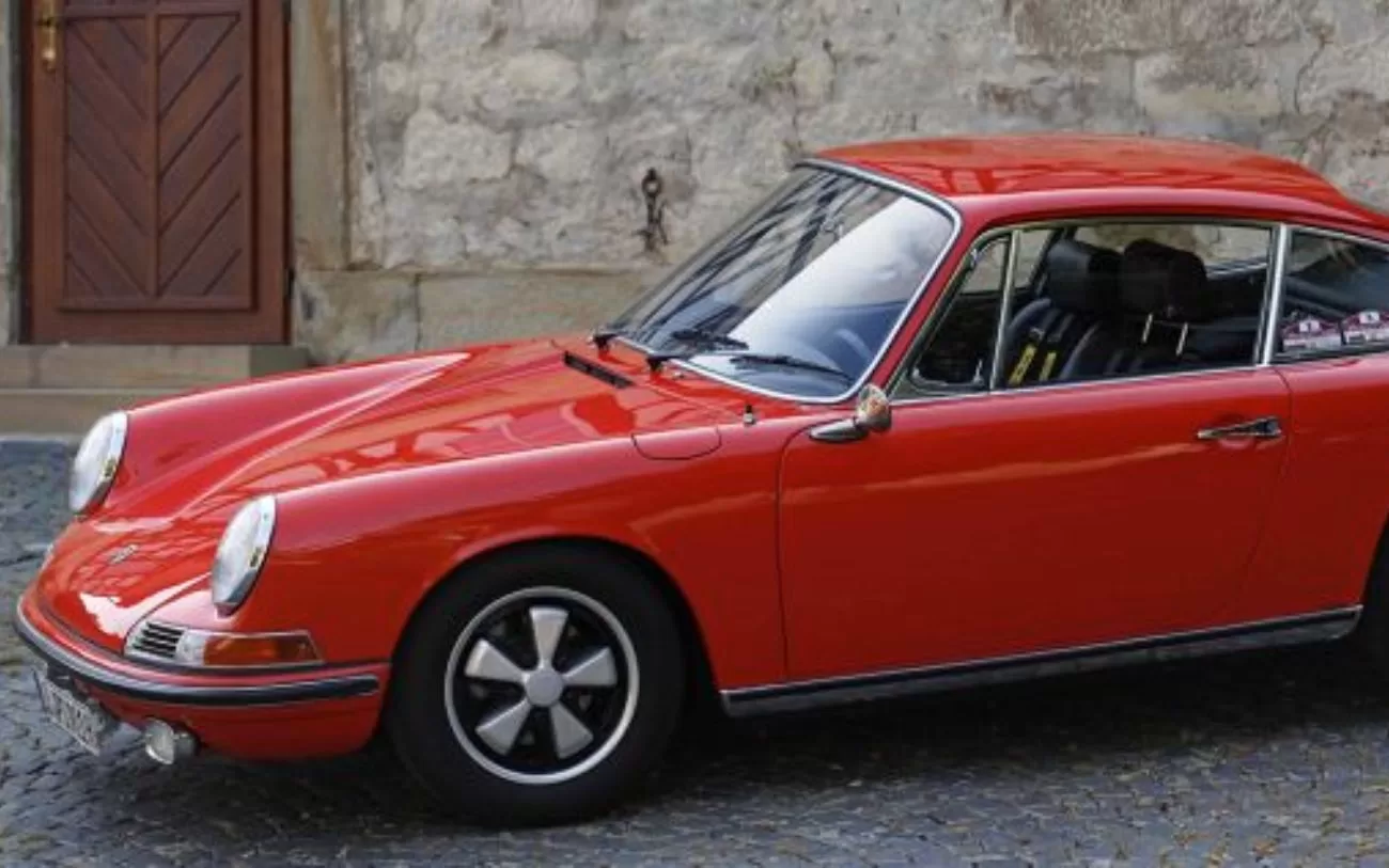 Com mais de cinco décadas de produção, o Porsche 911 combina design atemporal com performance moderna, mantendo-se como um ícone incontestável no mundo automotivo. (Foto: reprodução)