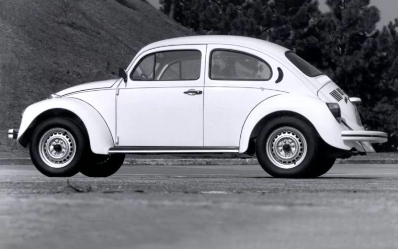 O Volkswagen Fusca, introduzido em 1938, continua a ser um dos carros mais amados e reconhecíveis, famoso por sua simplicidade e confiabilidade. (Foto: reprodução)