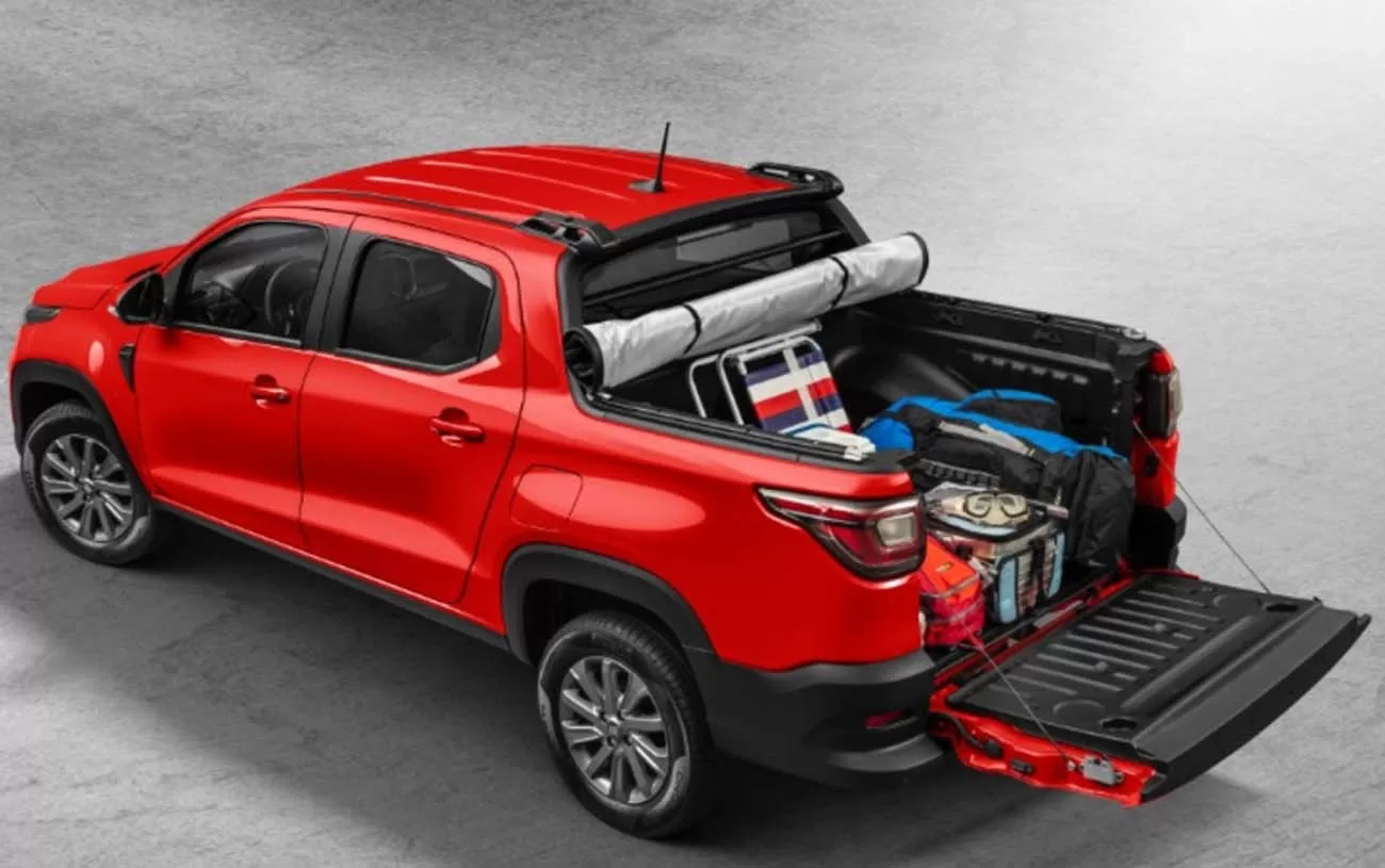 A caçamba da Fiat Strada Volcano 1.3 CD 2023 tem capacidade para 844 litros, com uma carga útil de 650 kg, ideal para transporte de cargas variadas.