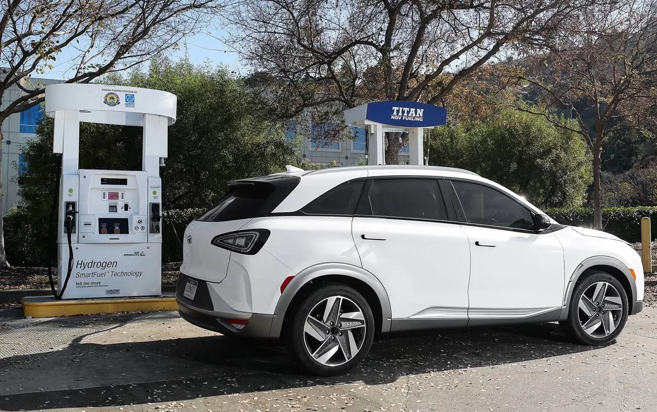 Nexo, com autonomia de 666km, não emite poluentes, redefinindo padrões na indústria automotiva.