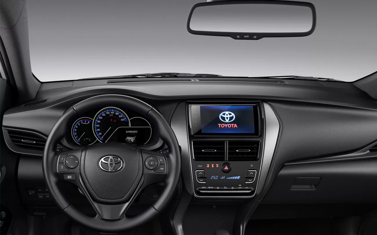 A direção elétrica assistida oferece uma condução leve e precisa, ideal para manobras em espaços apertados. (Toyota Yaris Sedan XLS 2025)