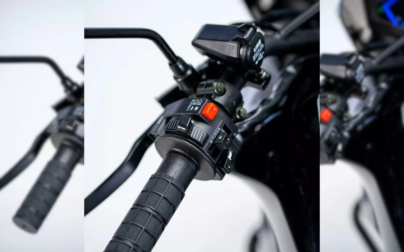 A partida da SHI 175s EFI pode ser feita tanto de forma elétrica quanto por pedal, proporcionando praticidade e flexibilidade ao motociclista, adaptando-se a diferentes situações. (Foto: divulgação)