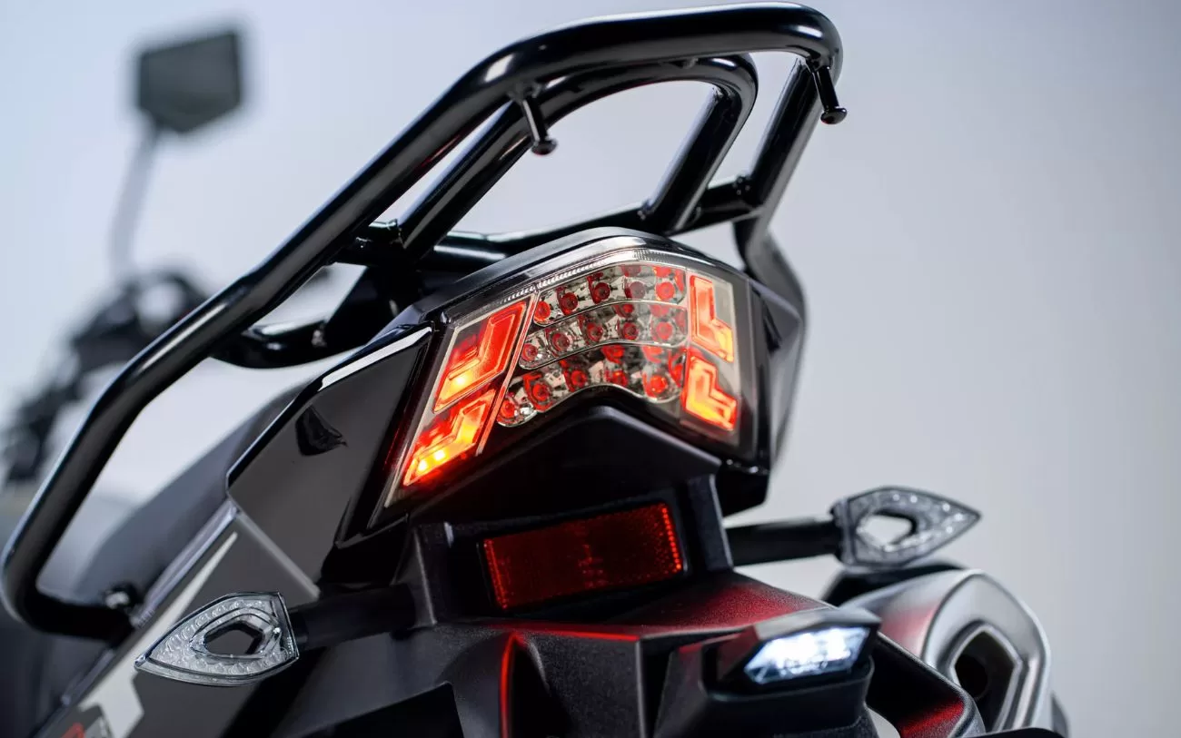 A motocicleta vem com protetor de escapamento, porta USB e iluminação FULL LED. Esses acessórios aumentam a conveniência e segurança, oferecendo uma experiência completa e moderna (Foto: divulgação)