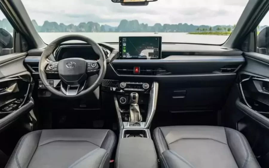 No interior, o novo Yaris Cross 2026 é equipado com uma central multimídia flutuante, painel digital e ar-condicionado automático digital. O console central conta com porta-objetos e apoio de braços, oferecendo um espaço prático para os ocupantes.