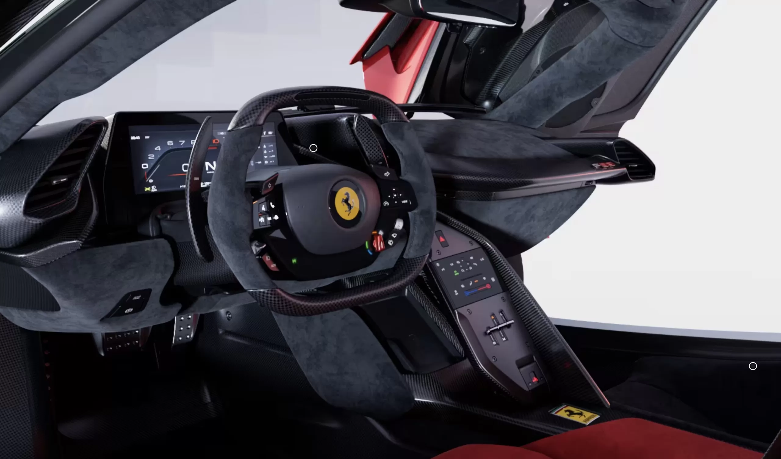 Os modos de condução Hybrid, Performance e Qualify da Ferrari F80 permitem ajustes no uso da bateria e entrega de potência, adaptando o supercarro para diferentes condições de pista e estrada.