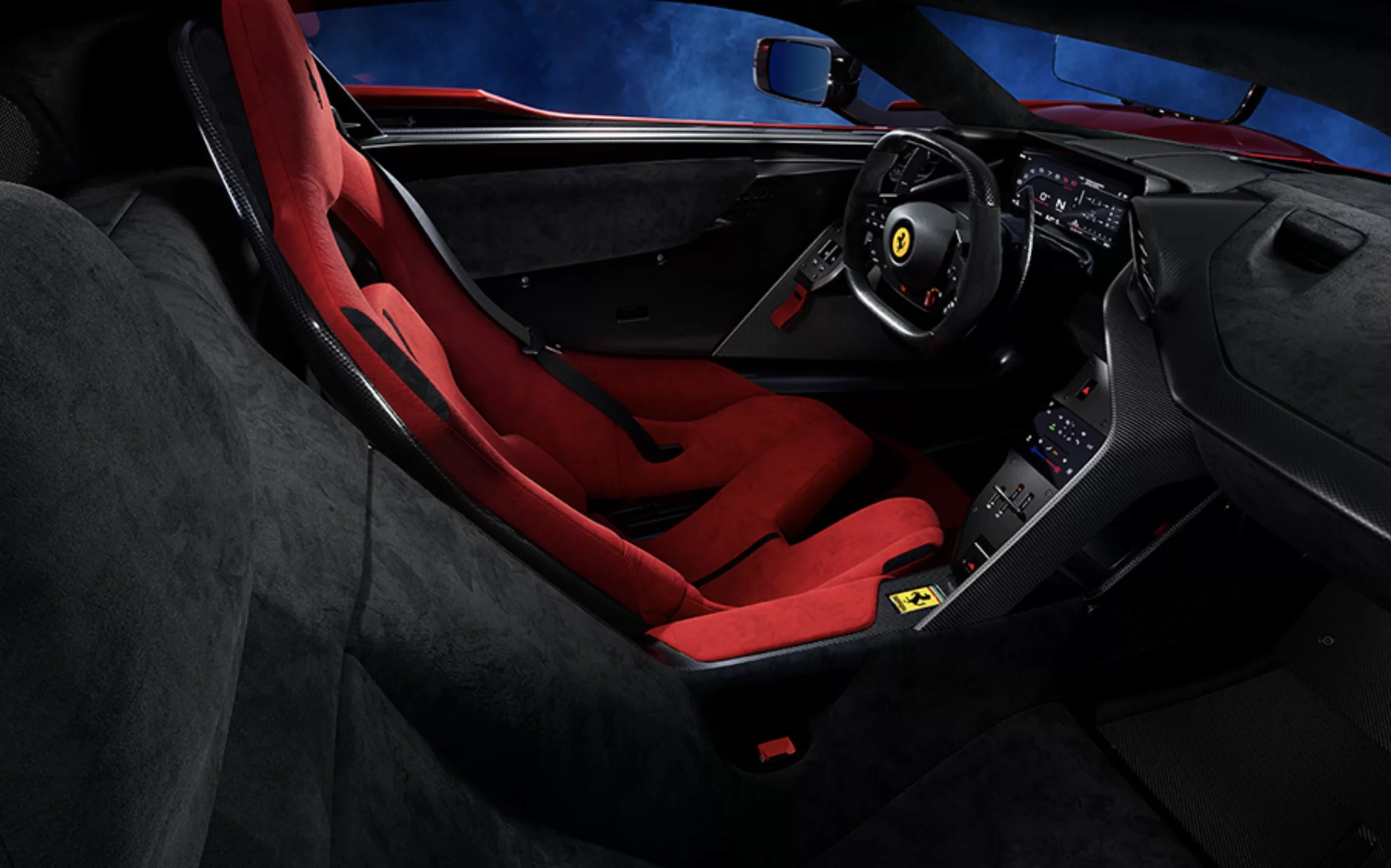 O interior da Ferrari F80 foi projetado para uma experiência centrada no motorista, com layout leve “1+”, uso de fibra de carbono e tecnologias de assistência ao motorista para maior controle.