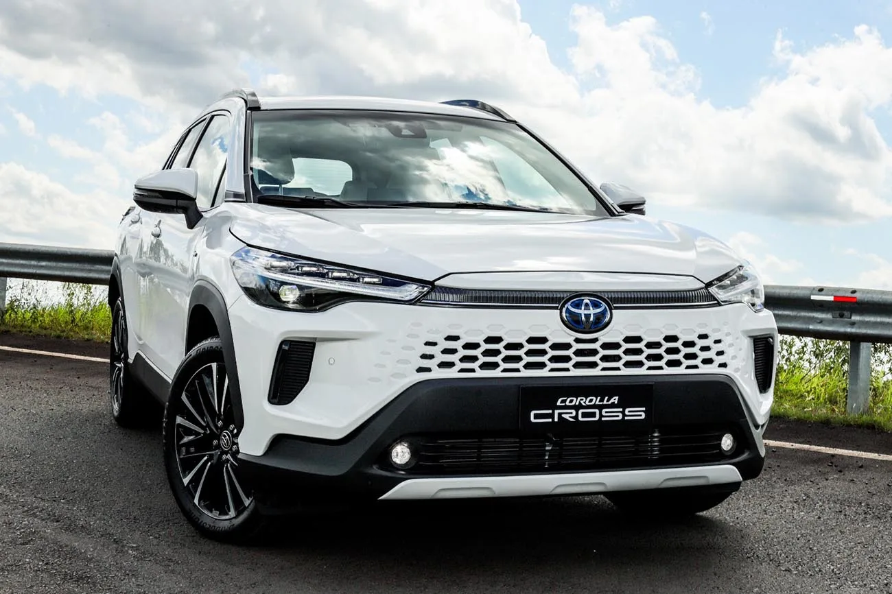 O Toyota Corolla Cross 2026 chega ao mercado brasileiro com um pacote tecnológico atualizado, foco em segurança e conectividade, além de novos recursos para melhor experiência ao dirigir.