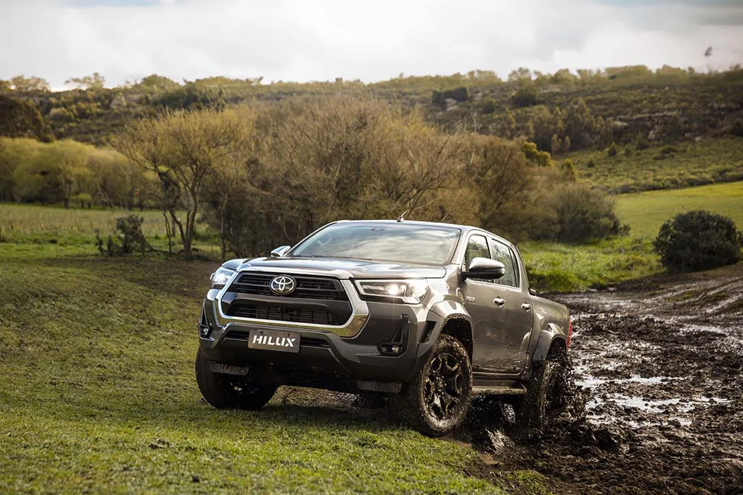 Garantia de 10 anos e 200 mil km agora é realidade para donos de Toyota fabricados desde 2020. Sem custo extra, basta manter as revisões em dia na rede autorizada para ter a cobertura prolongada.