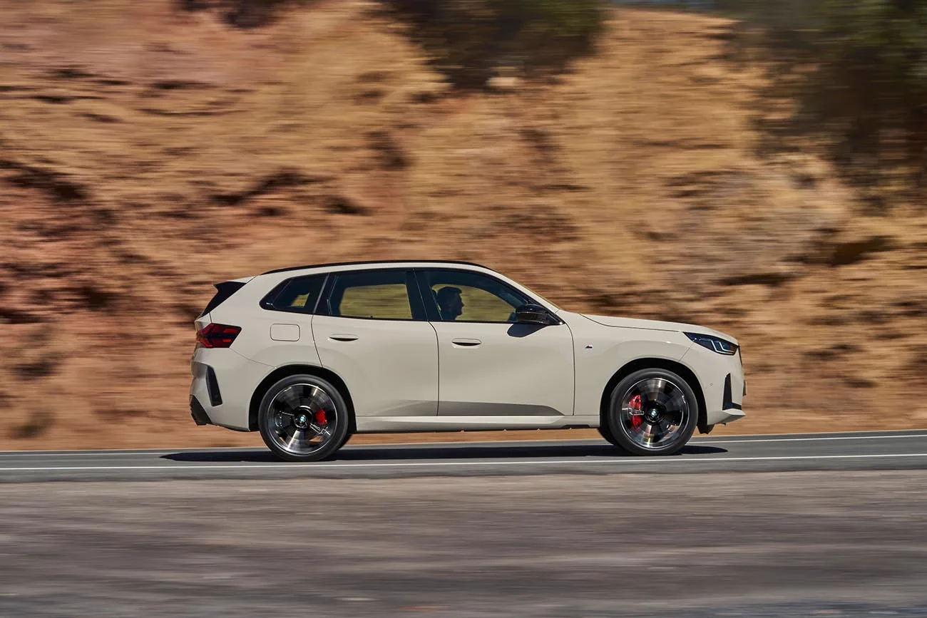 BMW X3 M50 2025 traz grade iluminada, carroceria mais baixa e rodas de 21". Cresceu em comprimento e largura, melhorando aerodinâmica e estabilidade sem perder a identidade esportiva.