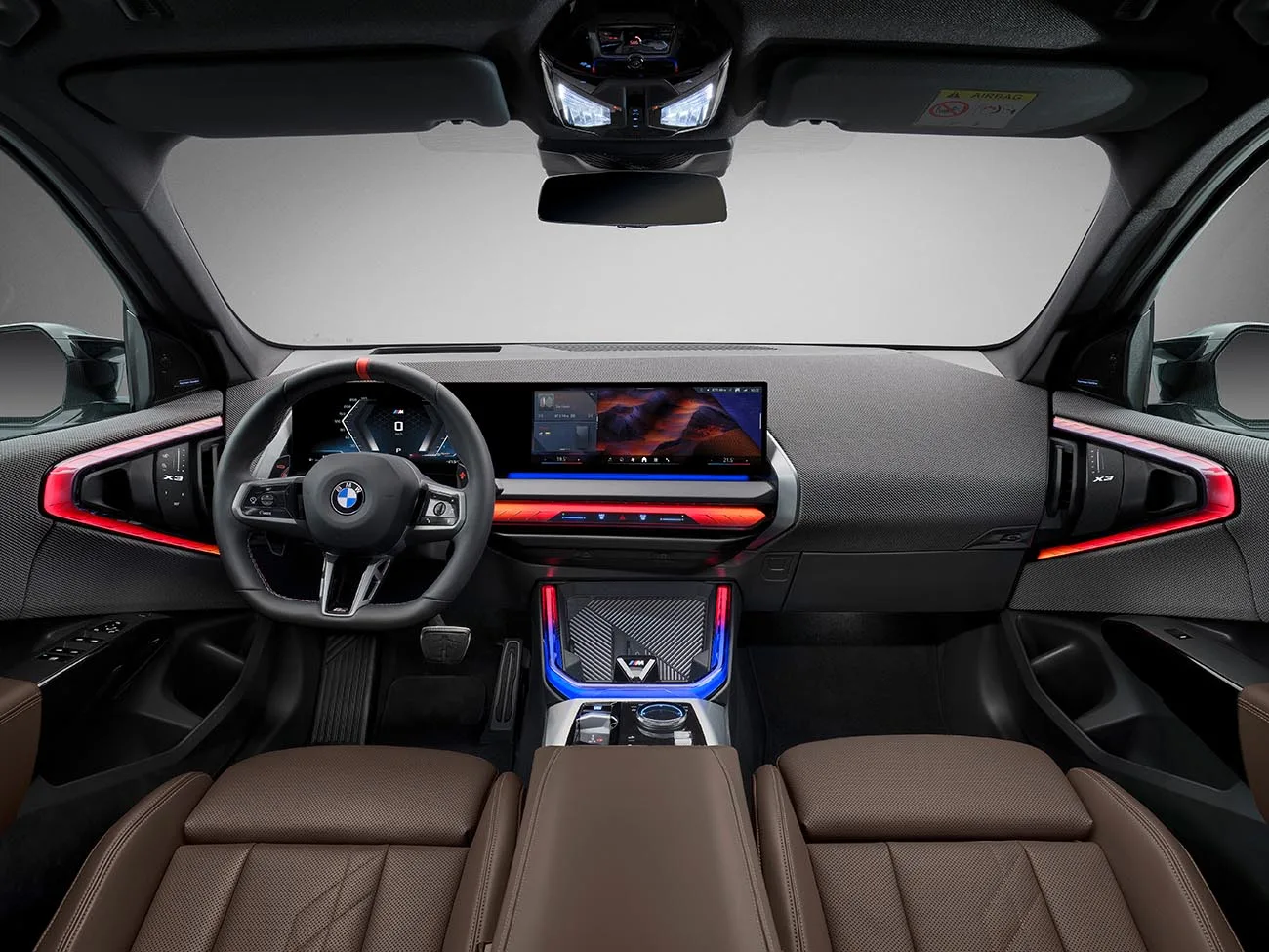 O interior adota telas curvas de 12,3” e 14,9” com o BMW OS 9. O sistema multimídia aceita comandos de voz, tem conectividade sem fio e permite abrir o carro pelo celular sem chave física.