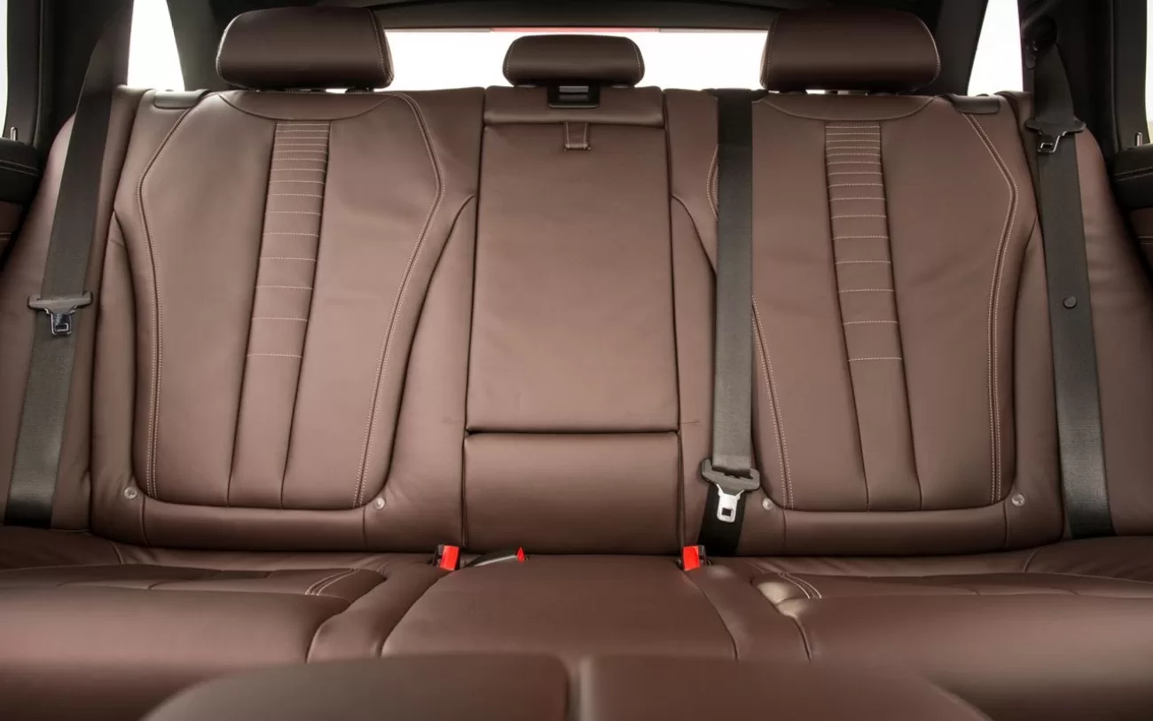 Com capacidade para 5 passageiros, o BMW X5 oferece bom espaço interno e conforto, com bancos de couro e ajustes elétricos. O interior é ideal para viagens longas e comodidade diária.