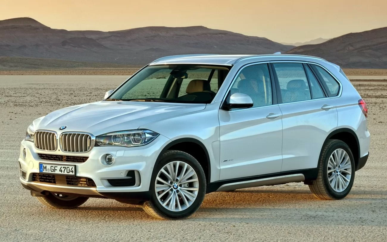 O BMW X5 xDrive35i 3.0 oferece desempenho robusto com motor de 6 cilindros, proporcionando boa aceleração e desempenho tanto na cidade quanto na estrada. É ideal para quem busca potência.