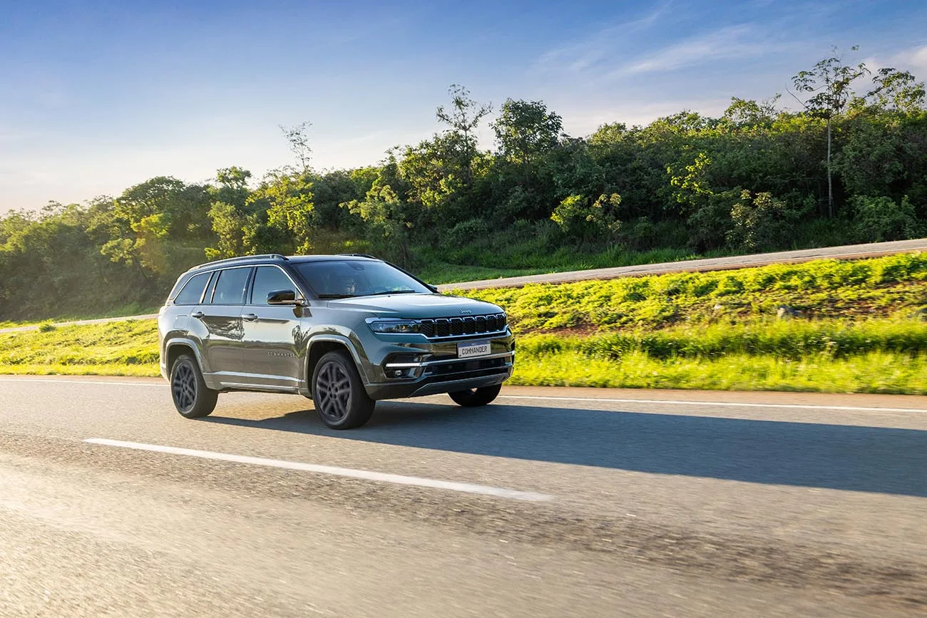 O Jeep Commander 2025 Overland 4×4 chega com motor 2.2 Turbodiesel, entregando 200 cv e 450 Nm de torque. O modelo melhora aceleração, eficiência e mantém capacidade para sete ocupantes.