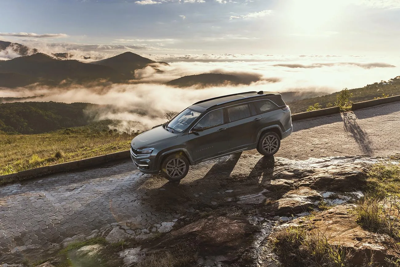 O modelo mantém suspensão reforçada, garantindo estabilidade em rodovias e terrenos irregulares. Controle de descida auxilia em declives acentuados, facilitando a condução em situações off-road.