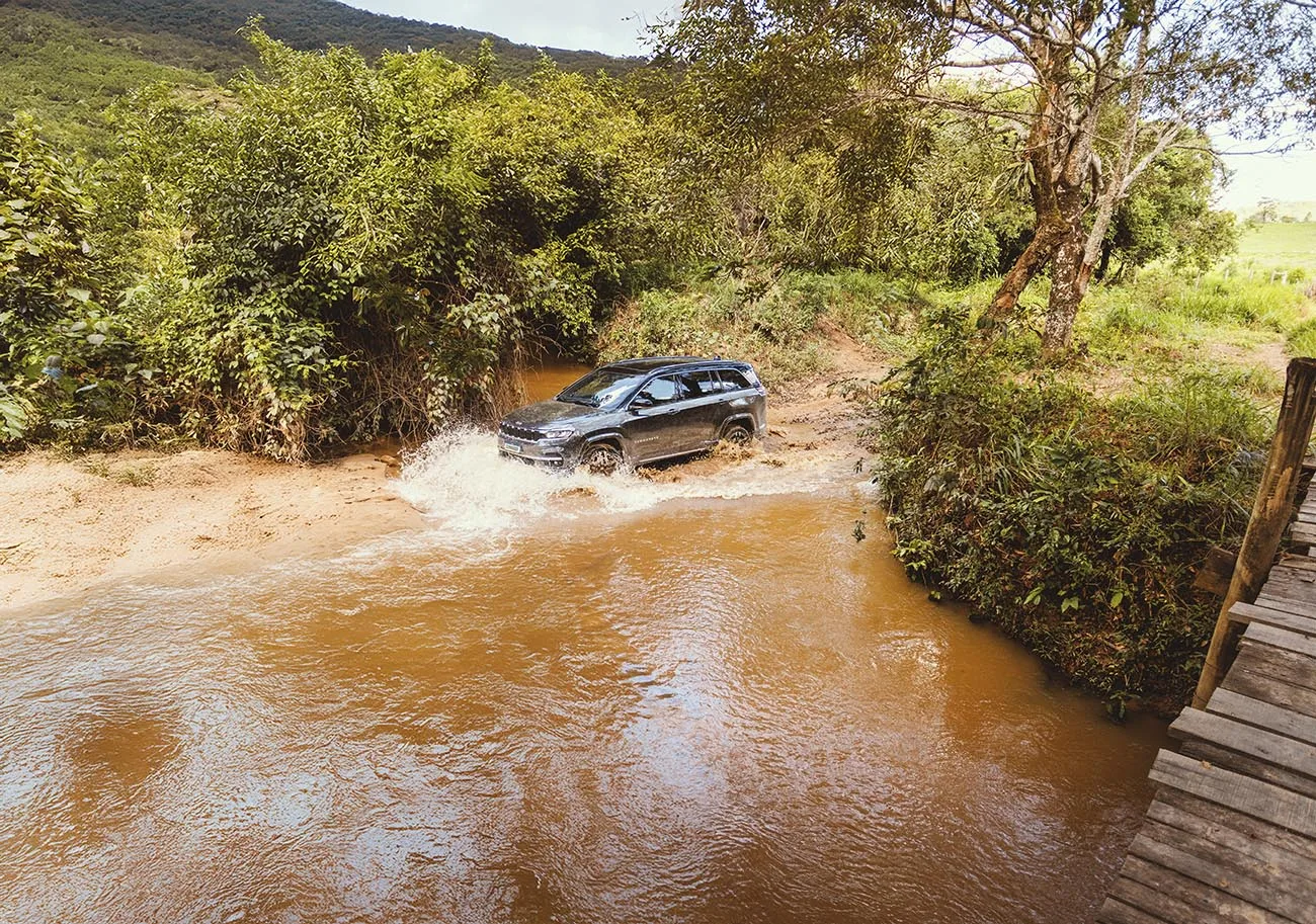 A tração 4×4 inclui câmbio automático de nove marchas e seletor de terrenos com três modos: Auto, Snow e Sand/Mud. O sistema ajusta torque conforme o tipo de solo, otimizando o desempenho.