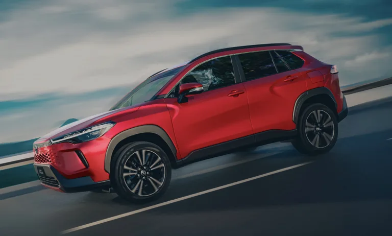 Corolla Cross 2026 parece igual, mas não é: veja o que a Toyota mudou por dentro e por que isso impacta quem dirige todo dia