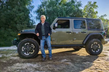 A Jeep tem um novo elétrico, mas Harrison Ford continua sendo movido a aventuras