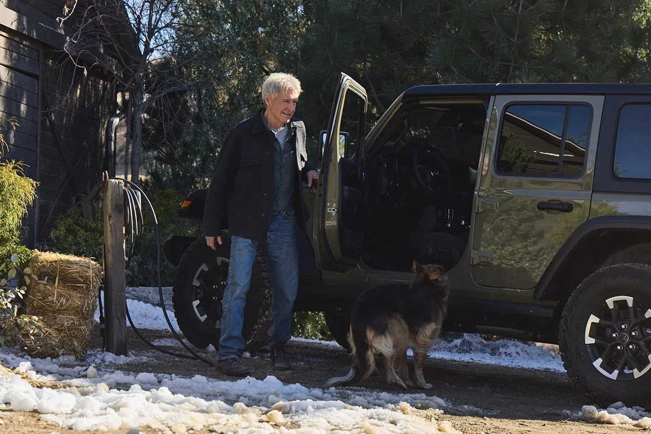 Dirigido por James Mangold, o comercial apresenta um tom introspectivo, destacando a conexão entre motoristas e seus veículos. A Jeep também reforça sua transição para modelos eletrificados.