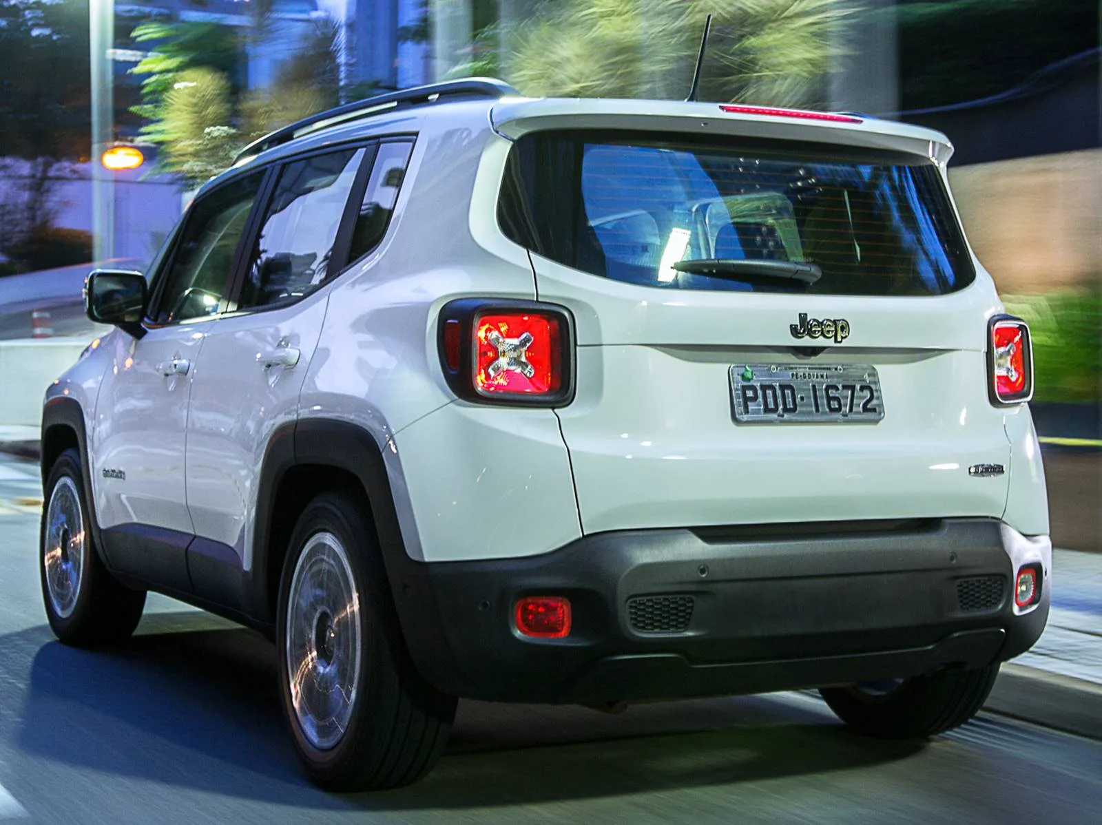 O Jeep Renegade Longitude 2020 tem consumo alto para um SUV compacto. Faz cerca de 6,9 km/l com etanol e 10 km/l com gasolina na cidade. Na estrada, melhora para 8,6 km/l e 12 km/l, respectivamente.