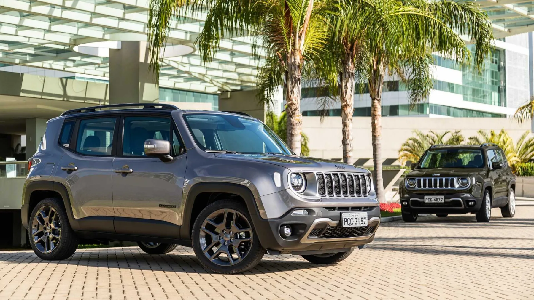 Um test-drive é essencial para sentir o comportamento do carro. Fique atento a trancos no câmbio, falhas no Start-Stop e ruídos internos. Com a manutenção em dia, pode ser uma boa compra.