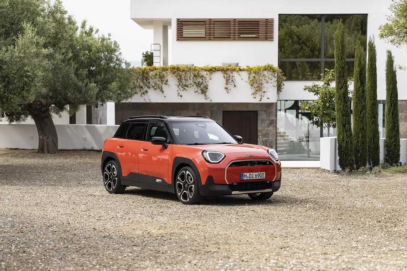 O MINI Aceman chega ao Brasil como o primeiro modelo da marca projetado para ser totalmente elétrico. Posicionado entre o Cooper e o Countryman, combina tecnologia, eficiência e design otimizado.