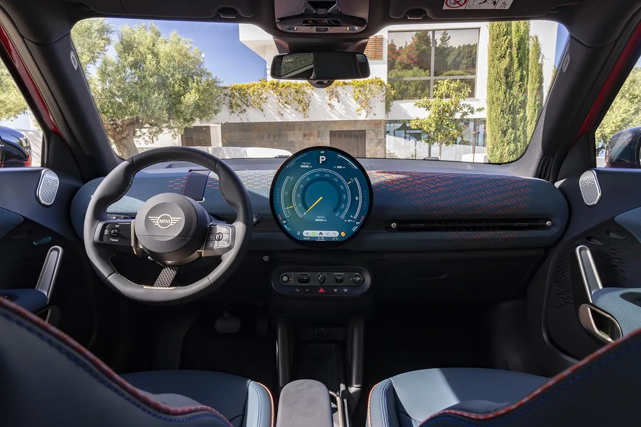 O interior traz um display OLED de 240 mm compatível com Apple CarPlay e Android Auto sem fio. O cockpit minimalista segue a filosofia da marca, oferecendo comandos intuitivos e ergonomia aprimorada.